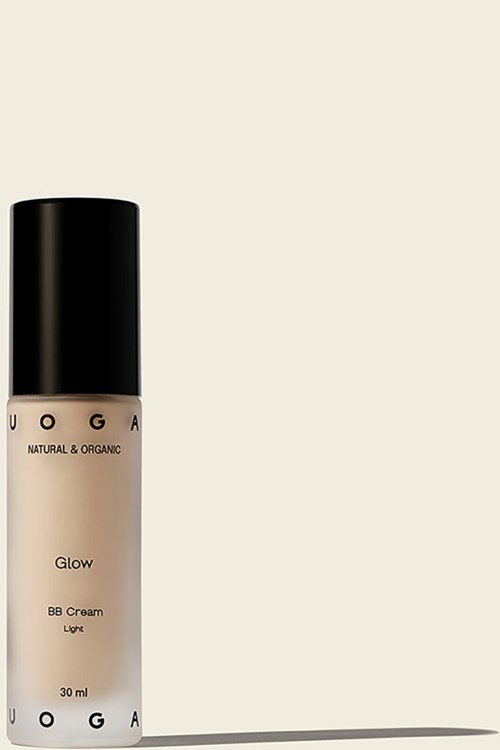 En beige tub av L'Oreal Glow BB-kräm med svart lock på ljus bakgrund.