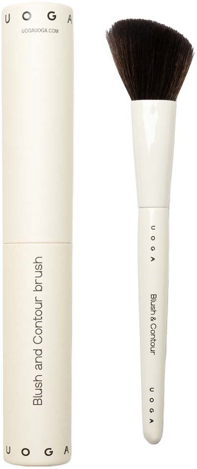 Ein weißer Make-up-Pinsel und seine zylindrische Verpackung mit den Worten 'Blush and Contour Brush' und einem Logo. Wörter.