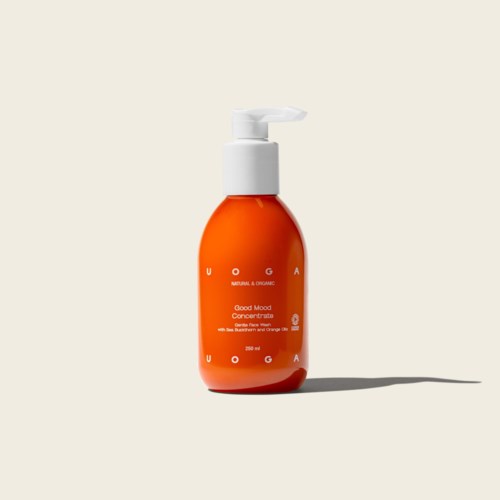 Oranssi pullo, jossa valkoinen pumppu, nimeltä UOGA Good Mood Concentrate, appelsinitee, 200 ml.