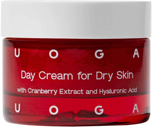 En röd burk med vitt lock märkt 'Day Cream for Dry Skin' som innehåller tranbärsextrakt och hyaluronsyra.