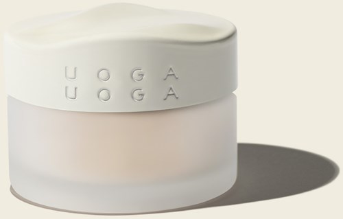 Ein weißer Behälter mit erhabenen Buchstaben, die "UOGA" buchstabieren, und wirft einen Schatten auf einen weißen Hintergrund.