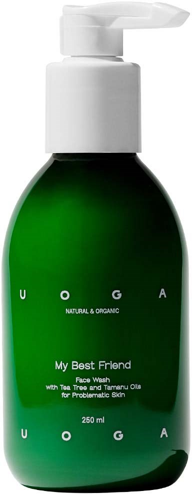 Grön flaska med vit pump, märkt 'UOGA' och 'My Best Friend,' innehåller ansiktsrengöring med tea tree och tamanuolja.