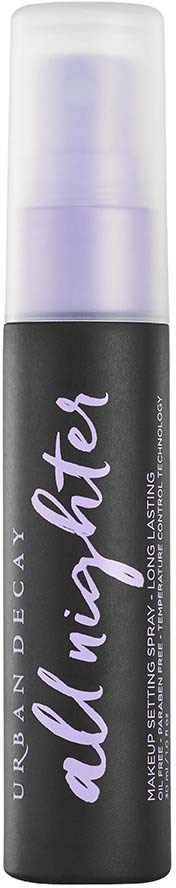 Een zwarte make-up setting spray container met paarse en witte tekst, en een doorzichtige dop.
