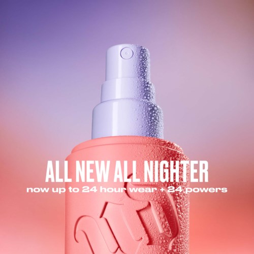 Eine Sprühflasche mit Wassertropfen, rosa Hintergrund, bewirbt ein neues Produkt für den ganzen Tag und 24 Stunden Power.