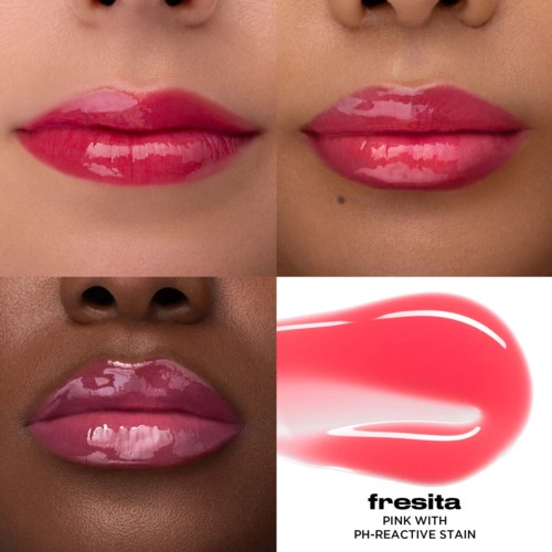 Närbild av glansigt rosa läppglans på olika hudtoner och ett glossprov märkt Fresita rosa.