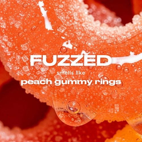 Fuzzed-logotyp för persikosmakande gelébågar med närbild av sockerbehandlade orange gelébitar.