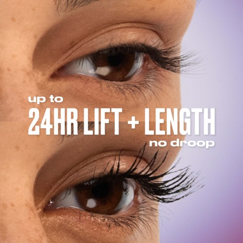 Närbild av en persons ögon med långa, fylliga ögonfransar, med text som marknadsför mascara för 24 timmars lyft och längd, utan dropp.