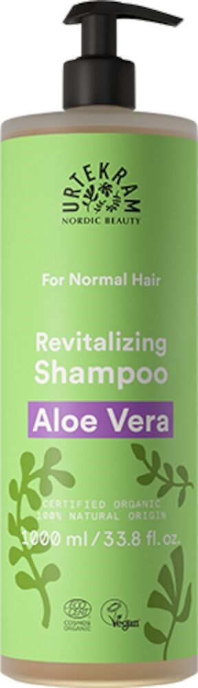 En grön flaska med Revitalizing Shampoo för normalt hår med Aloe Vera, från Nordic Beauty, 1000 ml, med pump.