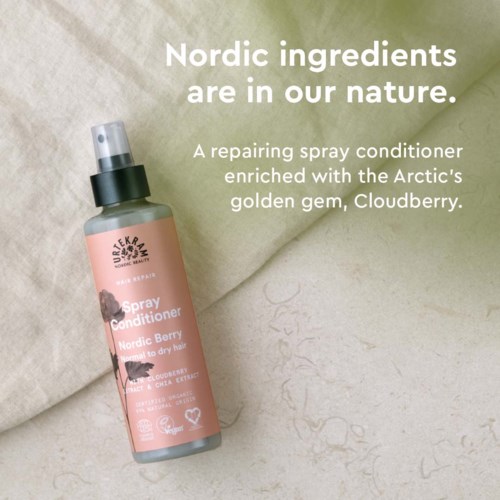 Tekst over een sprayconditioner met Noordse ingrediënten en Arctische bessen, in een roze fles.