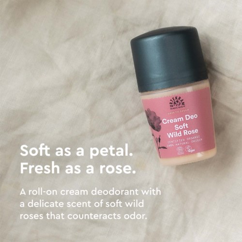 Een roll-on deodorant met roze label en zwart deksel, geur is zacht wilde rozen en bevat organische ingrediënten.