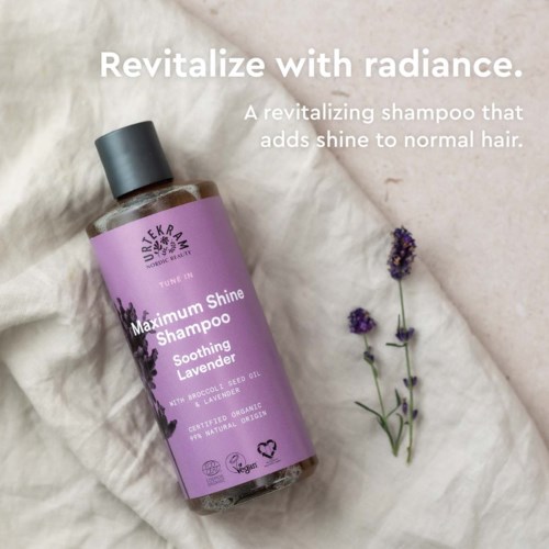 Lavendelshampoo fles met bloemen, voor glanzend, gezond haar.