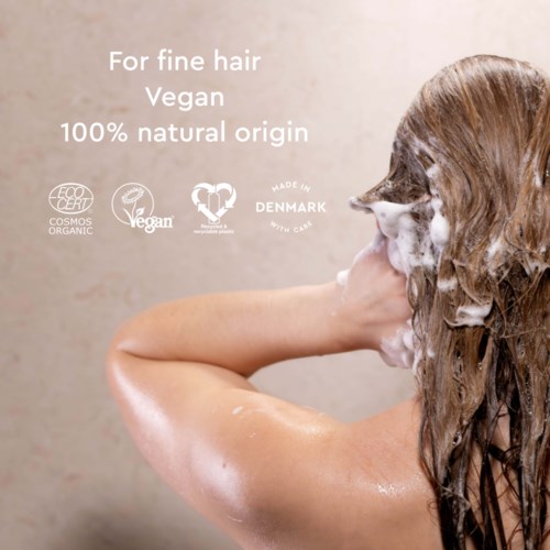 Tekst over haarvoordelen: veganistisch, natuurlijk, gemaakt in Denemarken. Afbeelding van een persoon die haar wast.
