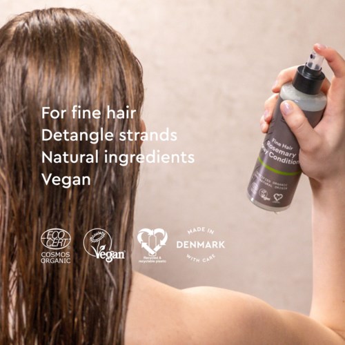 Een persoon spuit in haar, promoot natuurlijke en veganistische haarverzorging met belangrijke voordelen en certificeringen.