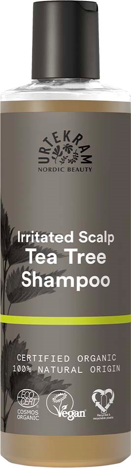 Een lange fles met zwarte dop, gemarkeerd 'Irritated Scalp Tea Tree Shampoo.' Met organisch en veganistisch logo.