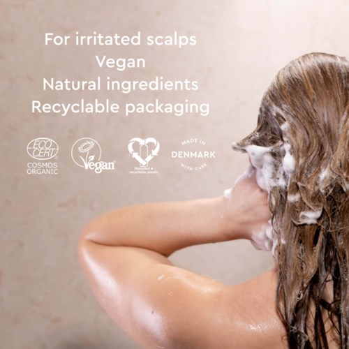 Tekst som som lijst voordelen: voor geïrriteerde hoofdhuid, veganistisch, natuurlijke ingrediënten, recyclebare verpakking. Logo's voor certificatie.