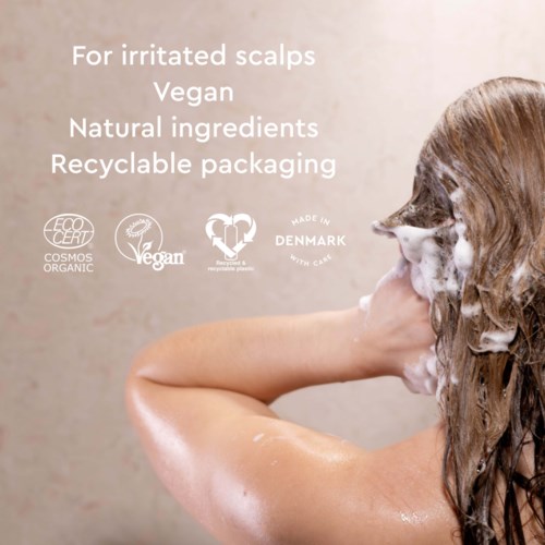 Tekst die natuurlijke, veganistische en milieuvriendelijke hoofdhuidverzorgingsproducten promoot met certificeringen en gemaakt in Denemarken.