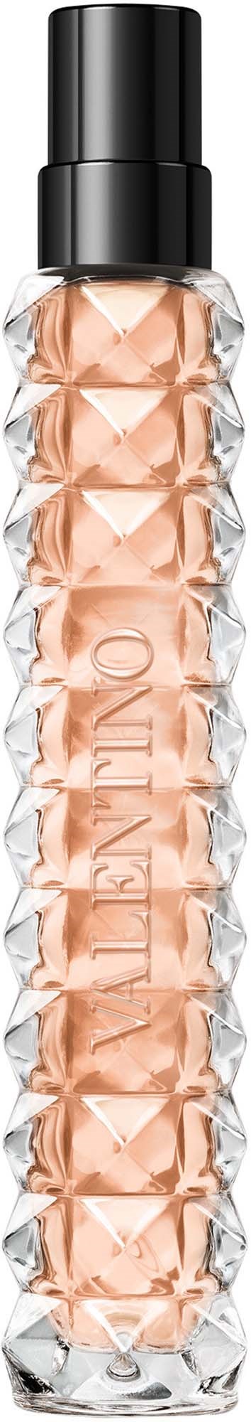 Ein Parfümflasche mit strukturierter Glasgestaltung und schwarzem Deckel, enthält rosa Flüssigkeit.