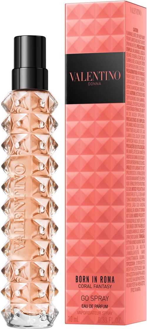 Ein Parfümflasche mit einer strukturierten, diamantähnlichen Oberfläche und rosa Farbe, neben einer passenden rosa Verpackung mit schwarzem und rosa Text.
