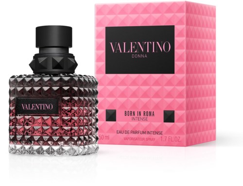 Een geurflacon met een textuurpatroon en roze vloeistof, naast een roze doos met zwart label, Valentino Donna.