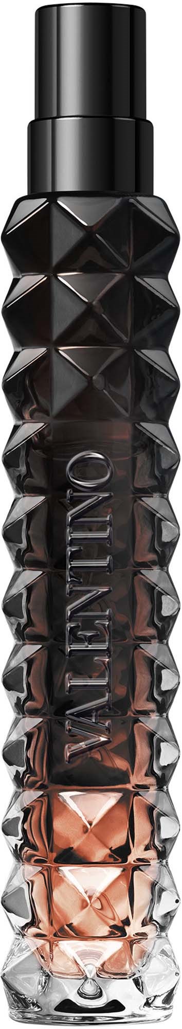 Eine lange Kosmetikflasche mit schwarzem geometrischem Deckel und Farbverlauf von schwarz bis transparent.