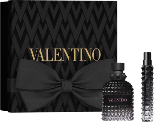 Svart gaveeske med stor sløyfe og Valentino-parfymeflasker foran, gull Valentino-logo på esken.