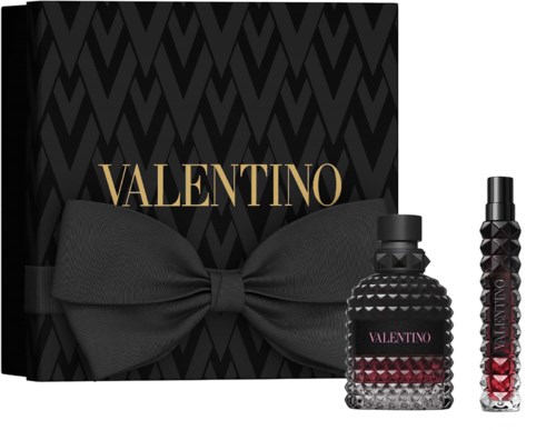 Valentino-inspirert gavepakke med stor svart sløyfe og to parfymer i teksturerte flasker.