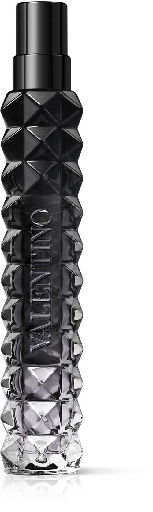 Eine hohe schwarze Parfümflasche mit facettiertem Design, die oben dunkel und nach unten durchsichtig wird.