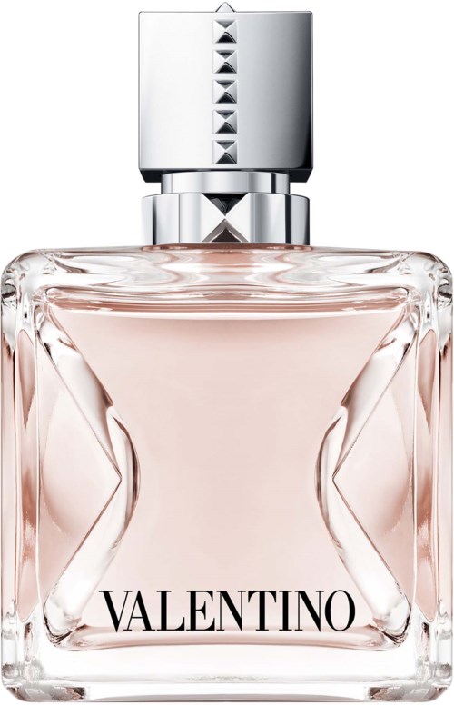 Een Valentino parfumfles, helder glas met roze parfum erin, zilveren dop en een zwart logo op de voorkant.