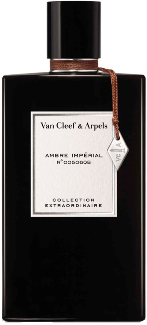 Eine schwarze Parfüfflasche mit weißem Etikett, namens Van Cleef & Arpels, hat ein kleines Anhängsel am Hals.