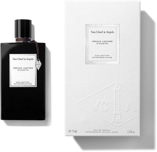 Eine schwarze Parfüflasche und eine weiße Schachtel mit ähnlichen Etiketten, mit einer vertikalen Kerze und 'VCA'-Prägung.