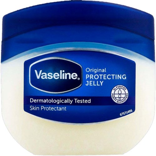 Ein Behälter Vaseline Original Protecting Jelly, blau und weiß, mit Text über Hautschutz und dermatologische Tests.