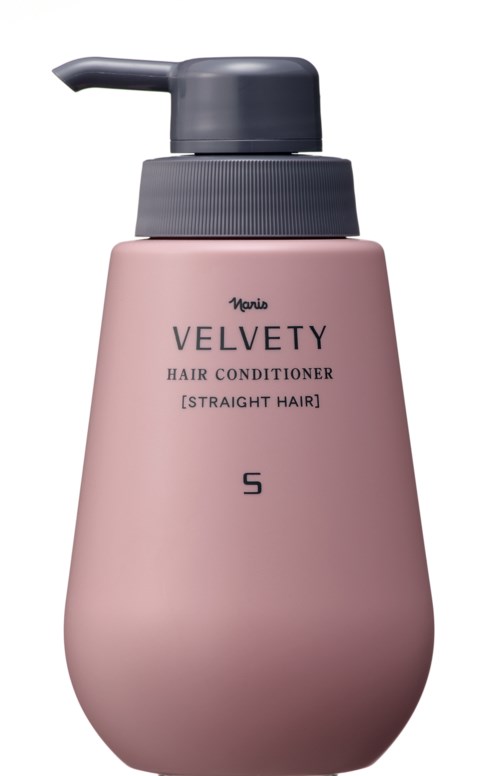 Een roze flesje van Velvety haarconditioner met zwarte pomp, voor steil haar, nummer 5.