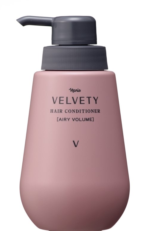 Een roze fles met Velvety Haarconditioner en een zwarte pomp.