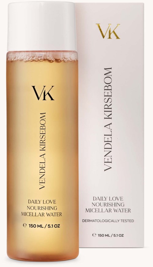 A bottle of nourishing micellar water next to its box, labeled with 'VEND DE LA KIRES BOMB' and 'DAILY LOVE'.