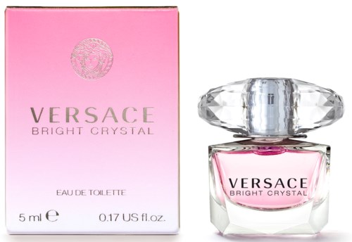 En parfymflaska med rosa vätska bredvid sin rosa förpackning. Förpackningen säger "Versace Bright Crystal" och flaskan har ett kristallliknande lock.
