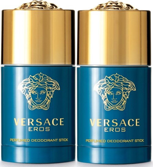 Twee blauwe en gouden deodorantstokken met het Versace-logo en merknaam aan de voorkant.