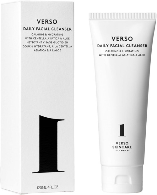 Een witte tube en doos van Verso Daily Facial Cleanser met zwarte tekst, voor kalmerende en hydraterende huid.