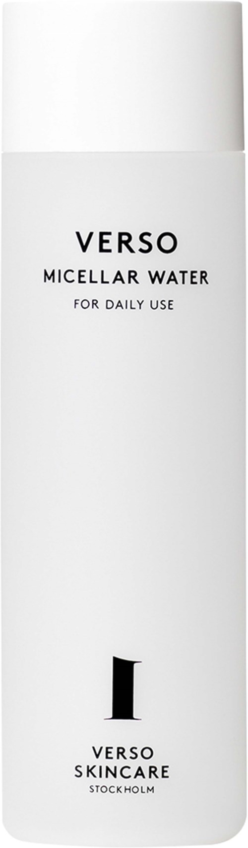 Een lange witte fles met Verso Micellar Water voor dagelijks gebruik, van Verso Skincare, Stockholm.