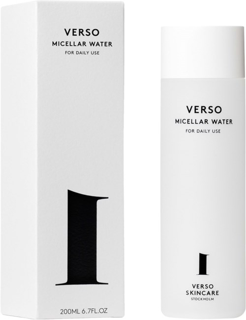 Een witte doos en fles tonen Verso Micellar Water, een huidverzorgingsproduct, met zwarte tekst en groot element "1".