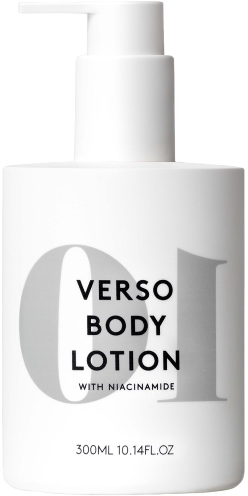Een witte lotionfles met zwarte tekst, gelabeld "Verso Body Lotion with Niacinamide" en 300 ml capaciteit.
