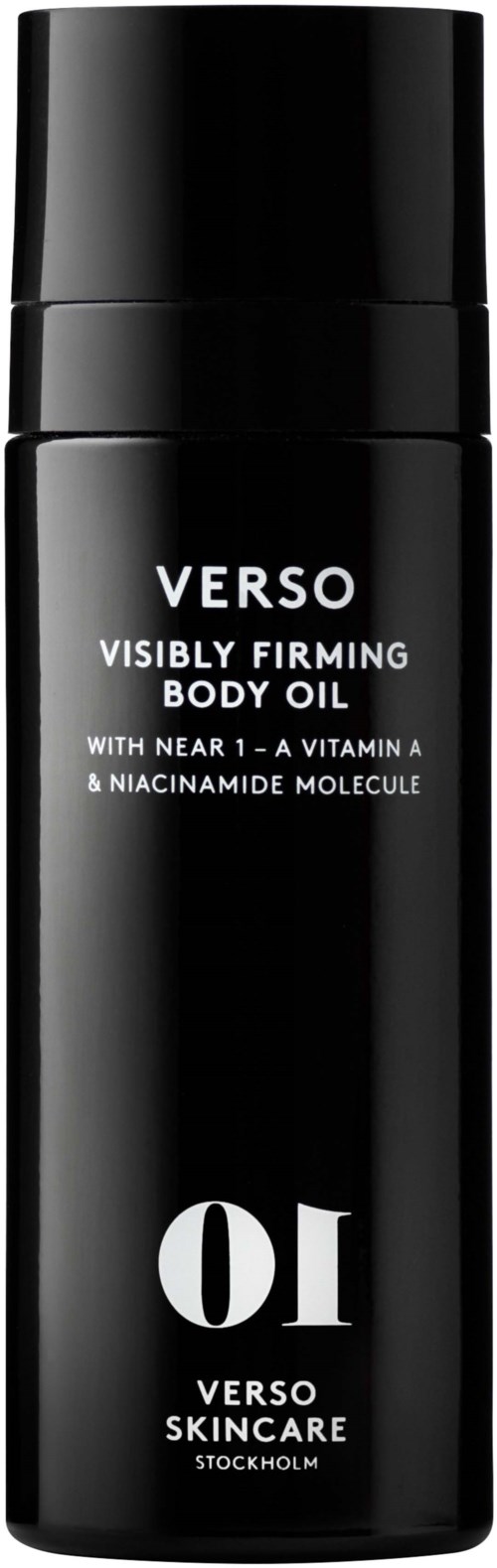 En lång svart flaska med vit text, märkt Verso Visibly Firming Body Oil, från Verso Skincare i Stockholm.
