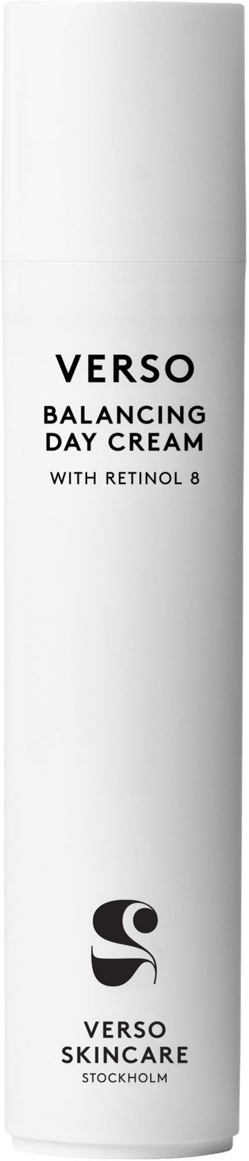 Een lange witte fles met de tekst 'Verso Balancing Day Cream' in zwarte letters en een zwart logo onderaan.