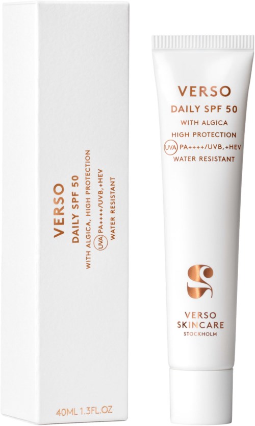 Een witte tube met zonnebrandcrème met oranje tekst en logo, naast een witte doos, beide van Verso Skincare.