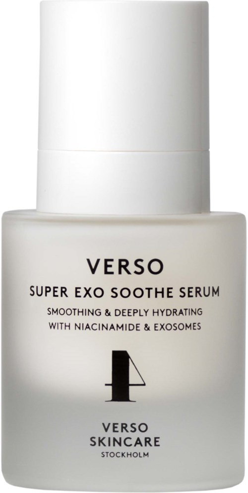 Witte fles met zwarte tekst met label Verso Super Exo Soothe Serum, gemaakt in Stockholm, voor hydratatie van de huid.