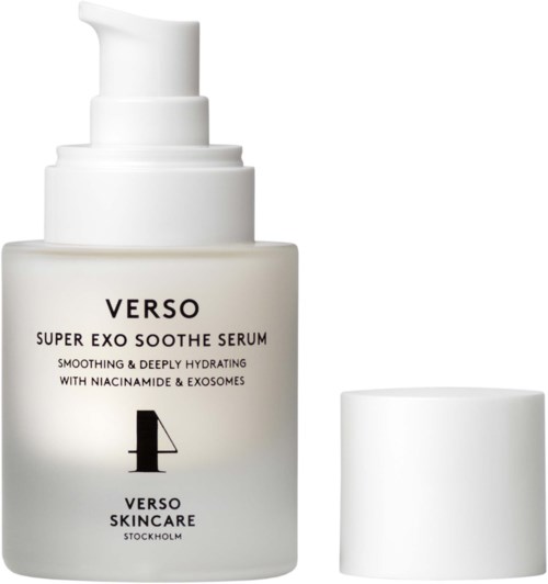 Een witte fles met Verso Super Exo Soothe Serum met pomp en deksel, voor huidverzorging.