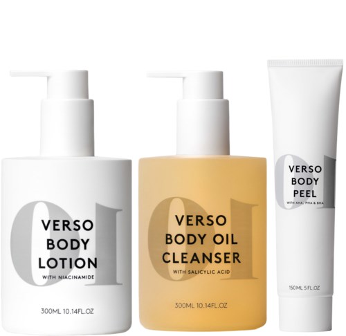 Drie huidverzorgingsflessen en een tube, gelabeld voor body lotion, body oil cleaner en peel, met simpele witte achtergronden.