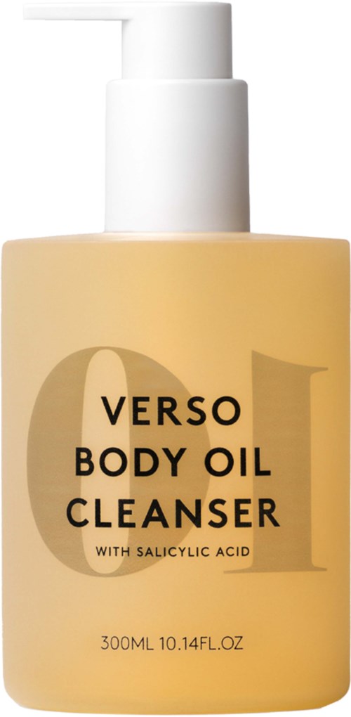 Een beige fles met een witte pomp, gelabeld 'Verso Body Oil Cleanser' met salicylzuur, 300ml.