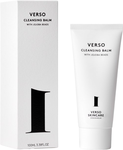 Een witte doos en tube van Verso Cleansing Balm met Jojoba Beads, met zwarte tekst. De doos en tube hebben een grote zwarte nummer '1'.