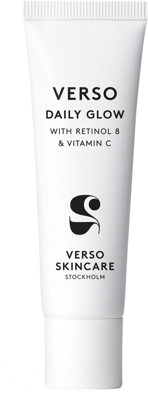 Een witte huidverzorgingsflesje met Verso Daily Glow, Retinol 8 en Vitamine C, van Verso Skincare Stockholm.