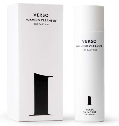 En vit flaska och förpackning märkt 'Verso Foaming Cleanser for Daily Use' med enkel svart text och logo.